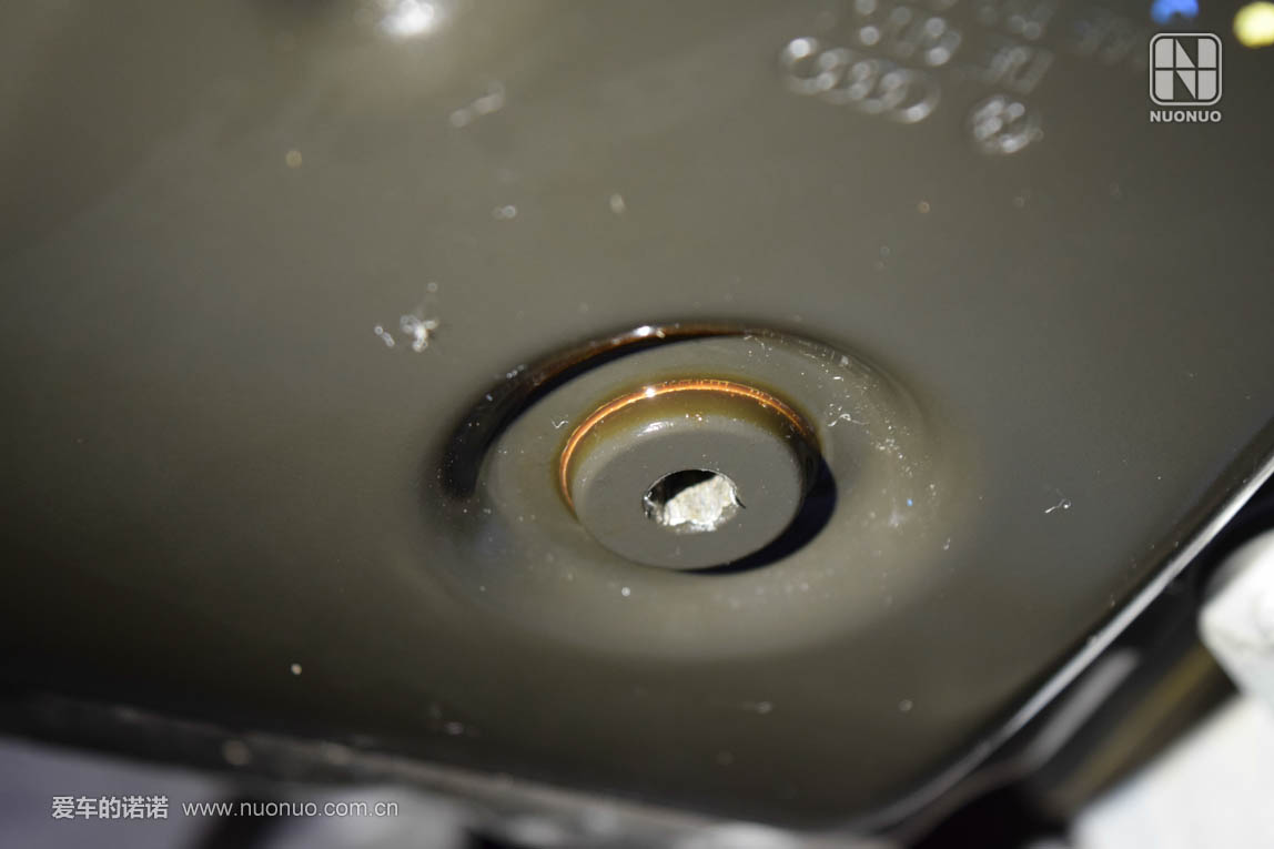 发动机油底壳放油螺栓处有渗油情况,螺栓与油底壳接缝处已经被渗出