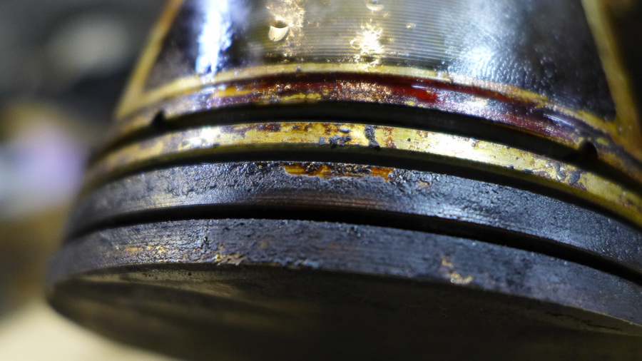 接下来是看看活塞环,既然有缺油行驶历史,活塞环和缸壁必须检查,是否